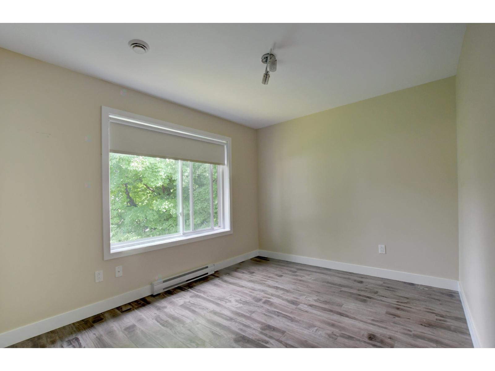 293-295 23e Avenue Property Photo 52