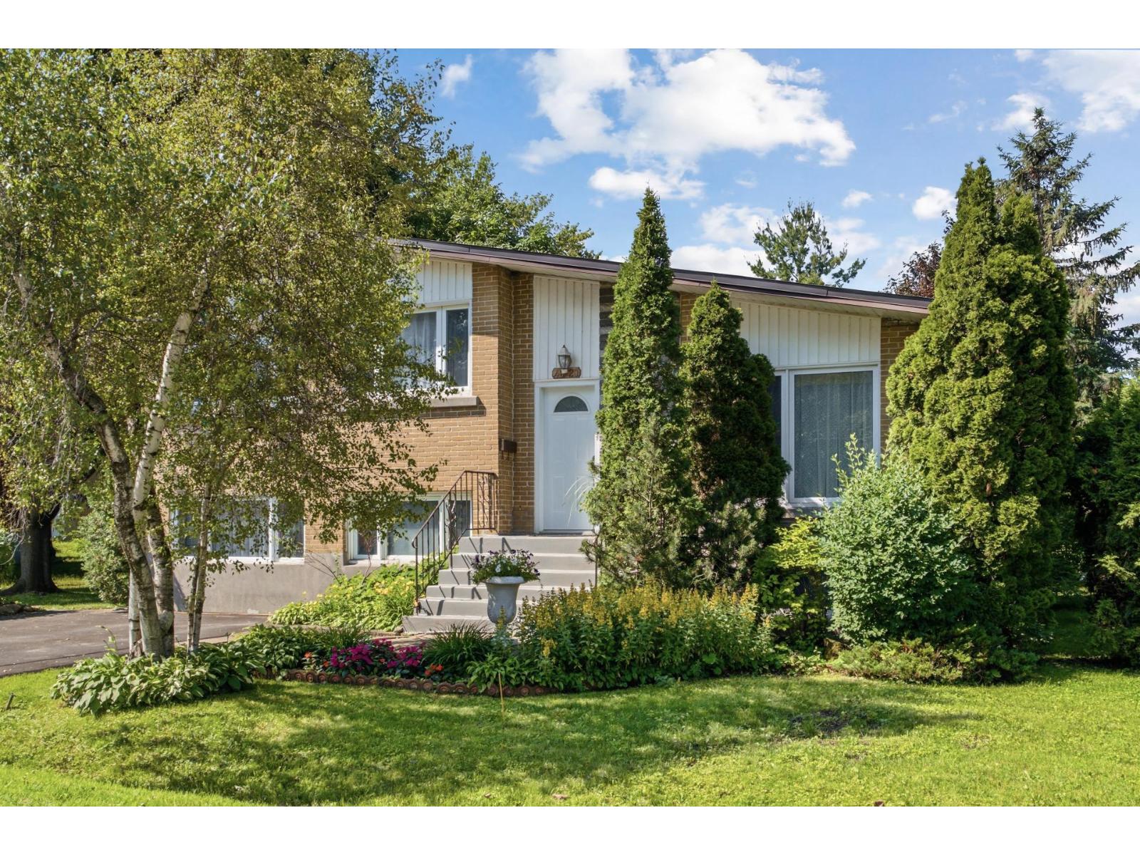 4920 Rue Prince Property Photo 3