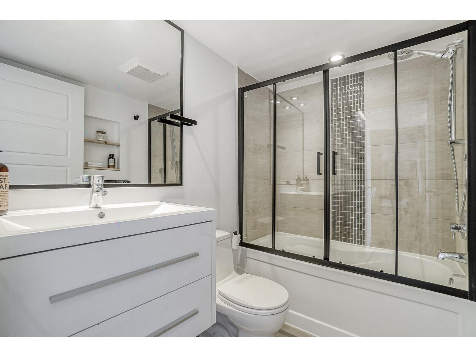 460 Rue Du Champ-de-mars, #307 Property Photo 9