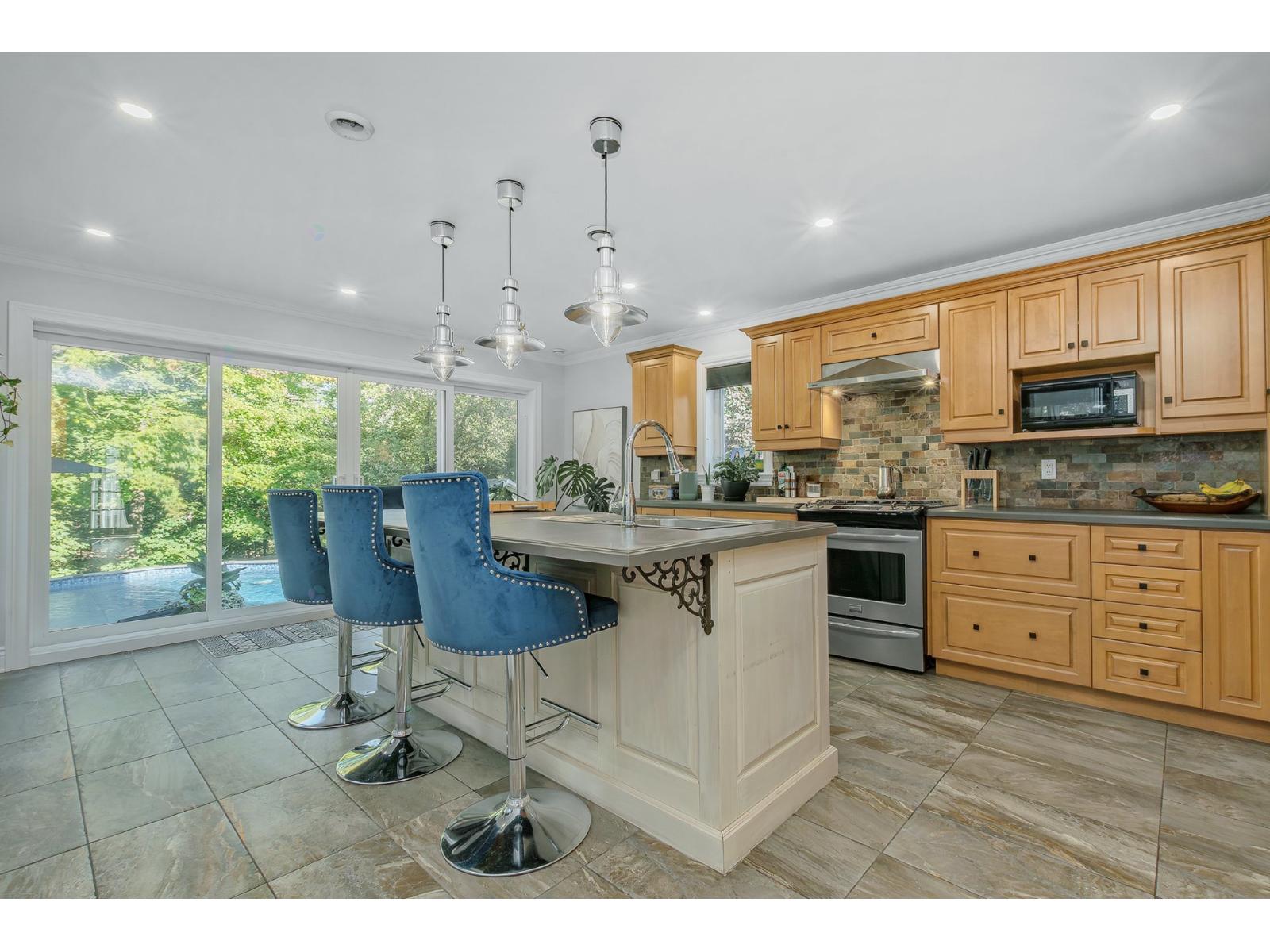 234 Rue Lucerne Property Photo 4