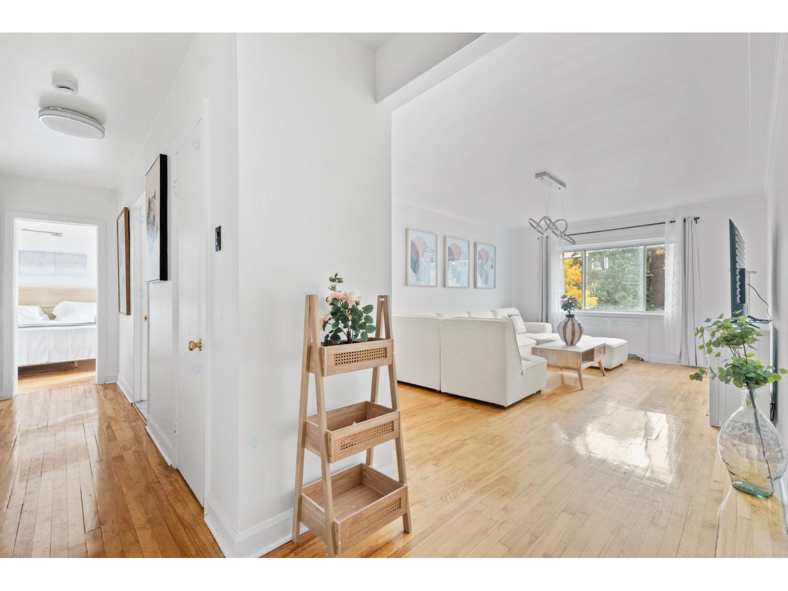 5853 Av. Decelles, #8