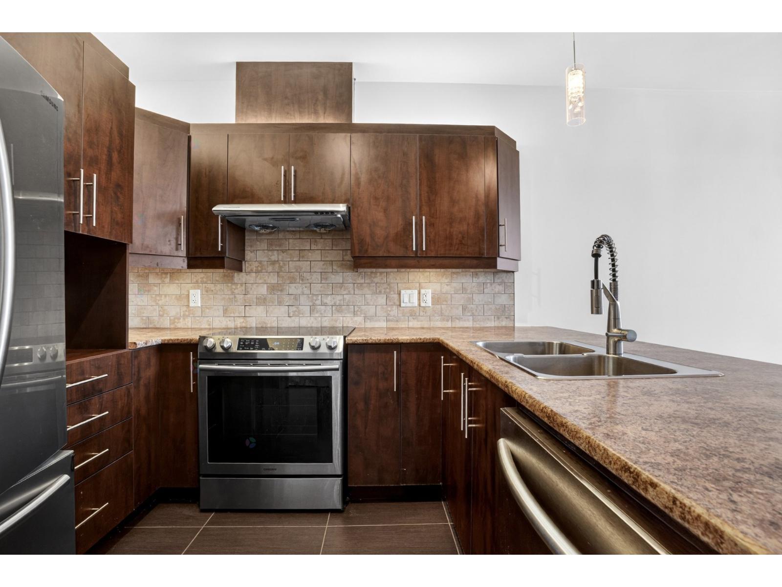 551-302 Rue Chabanel E. Property Photo 3