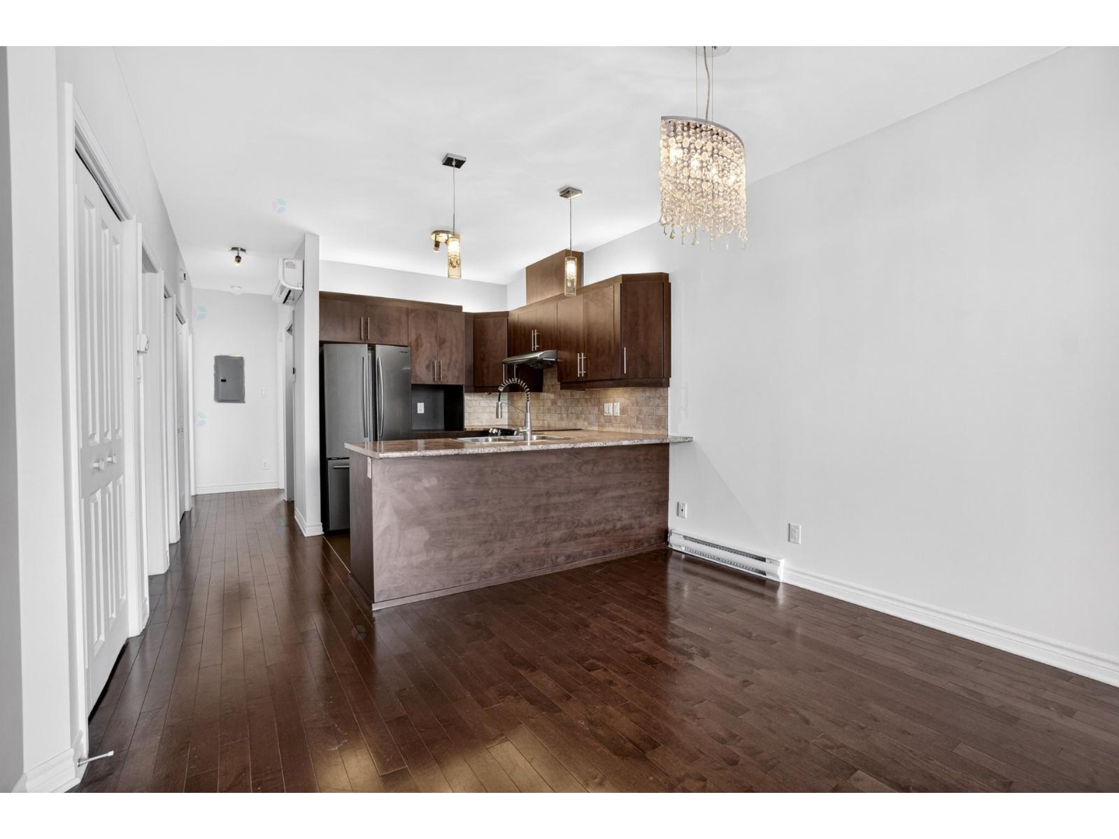 551-302 Rue Chabanel E. Property Photo 8