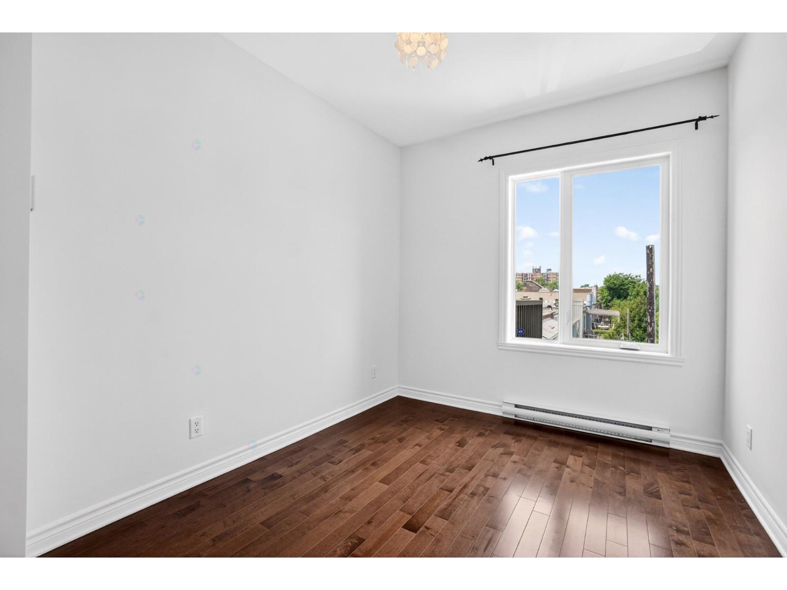 551-302 Rue Chabanel E. Property Photo 15