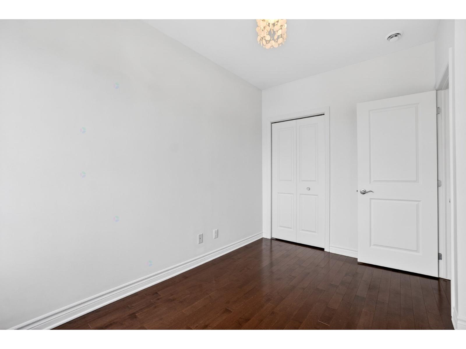 551-302 Rue Chabanel E. Property Photo 16