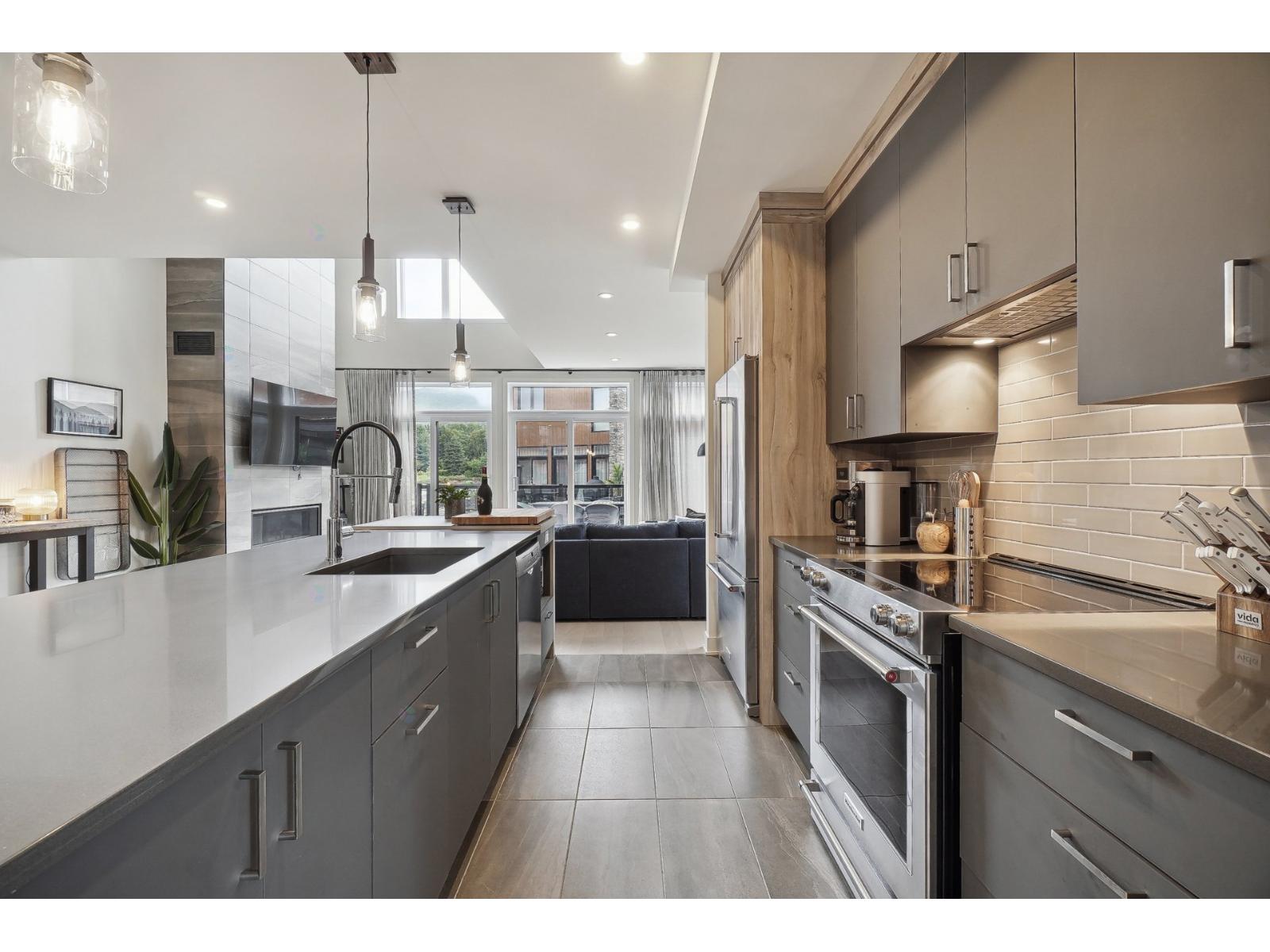 1035 Allée Du Géant Property Photo 17