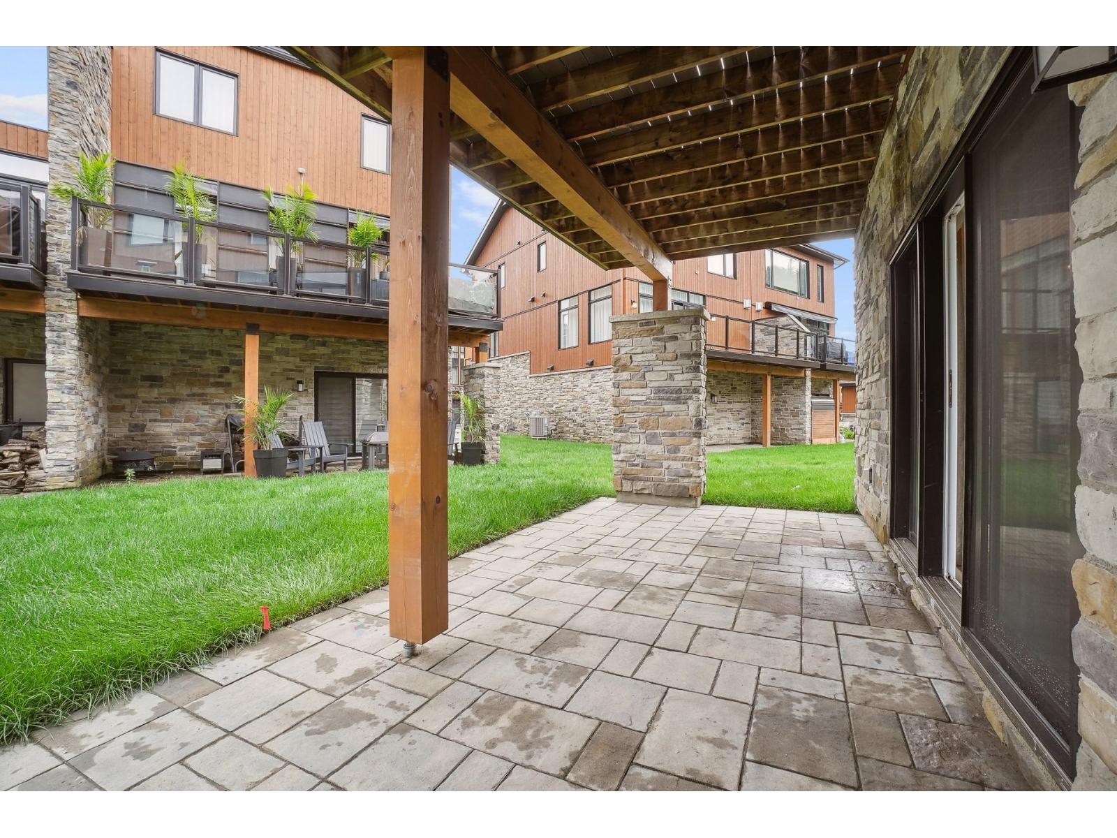 1035 Allée Du Géant Property Photo 31