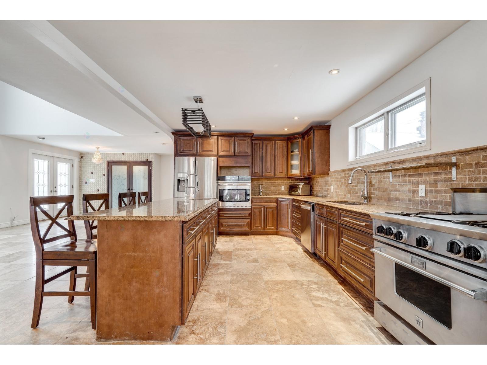 5505 Av. Plamondon Property Photo 3