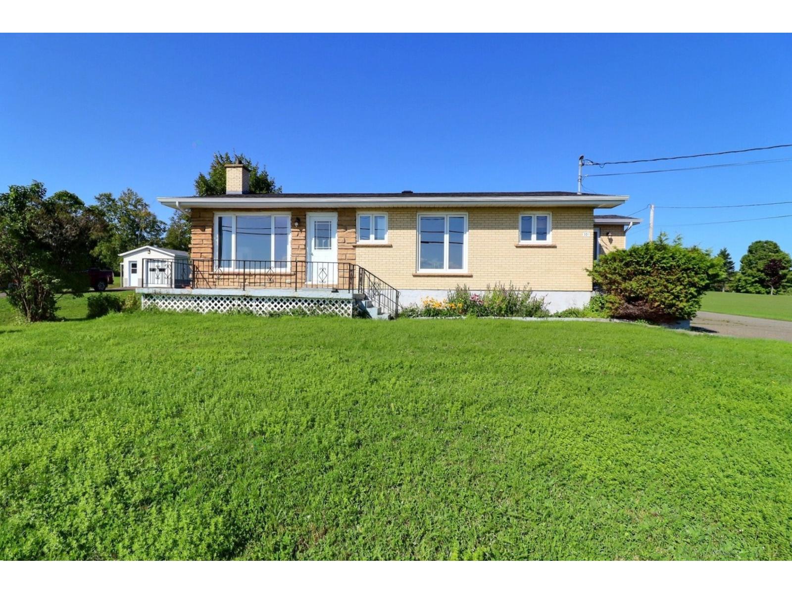 301 Boul. Perron E. Property Photo 1