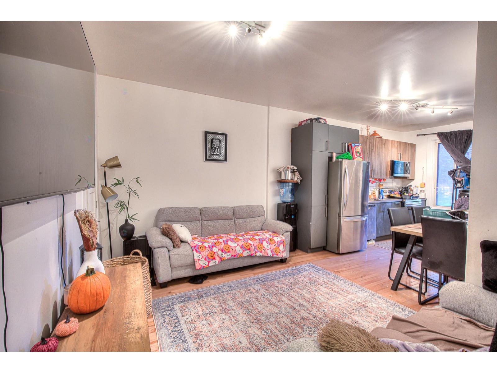 7540-7550 Av. Querbes Property Photo 6