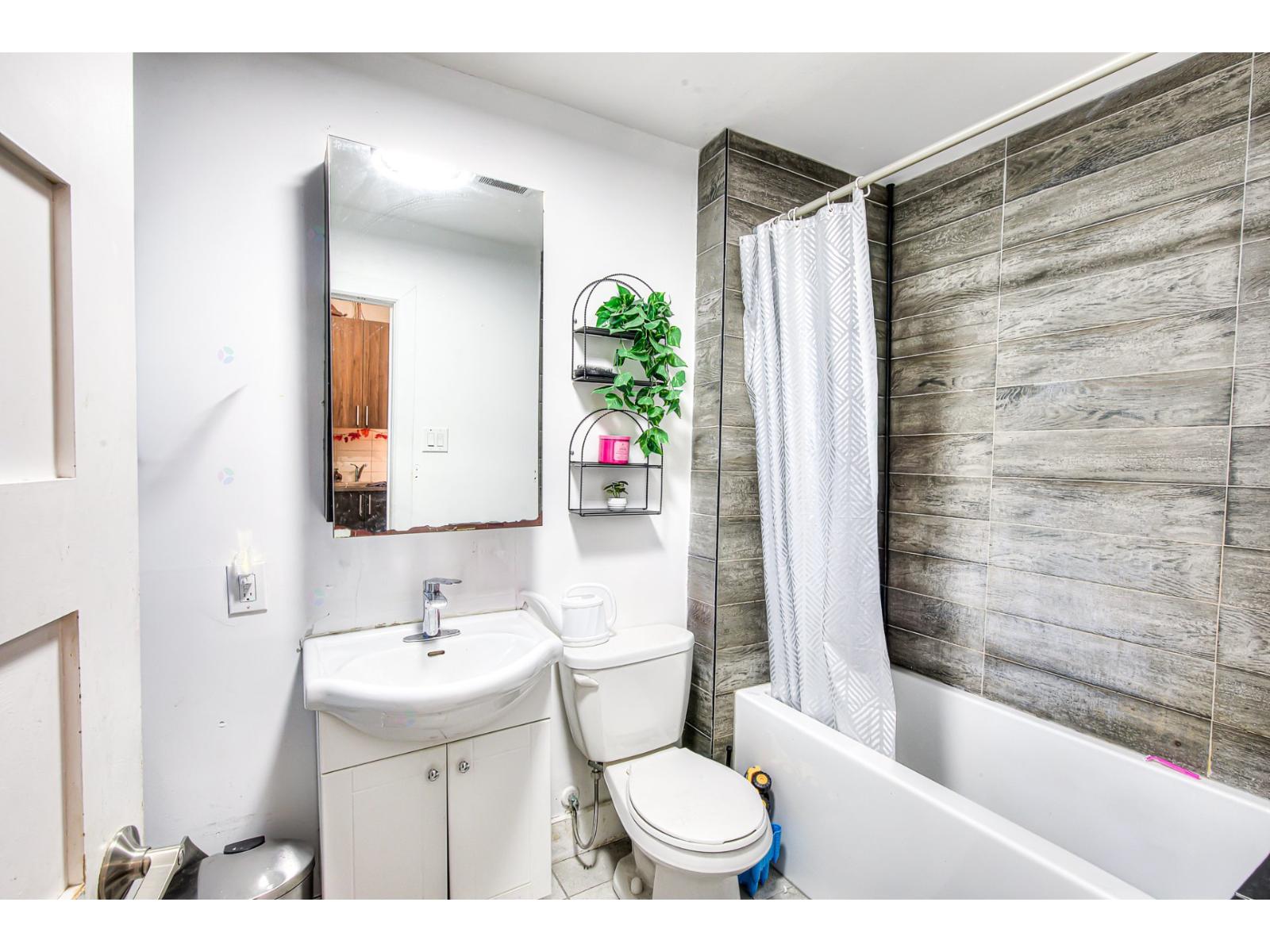 7540-7550 Av. Querbes Property Photo 9