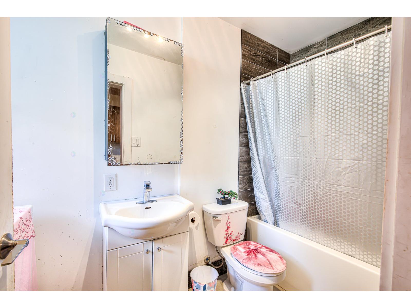 7540-7550 Av. Querbes Property Photo 26