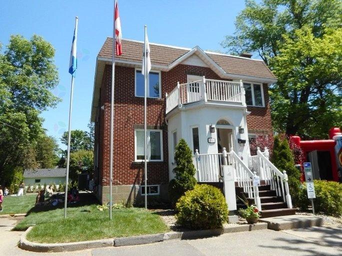 223 Av. St-charles, #b Property Photo 1