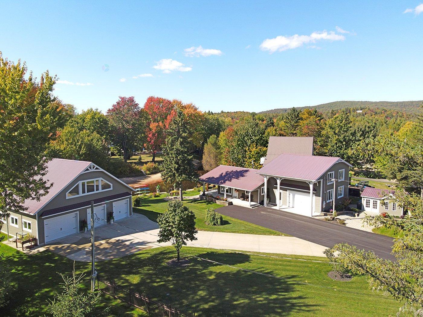 7620 Ch. Des Trois-soeurs Property Photo 3