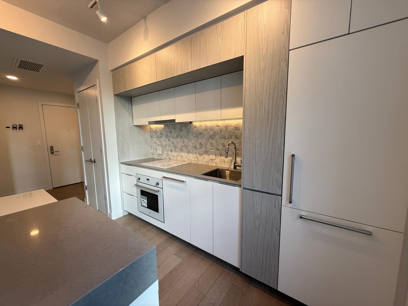 1188 Rue St-antoine O., #611 Property Photo 3