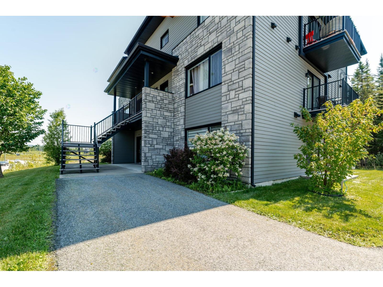 1460 Rue Du Bassin, #301 Property Photo 2
