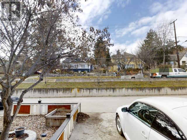 190 St Paul W Street Property Photo 4