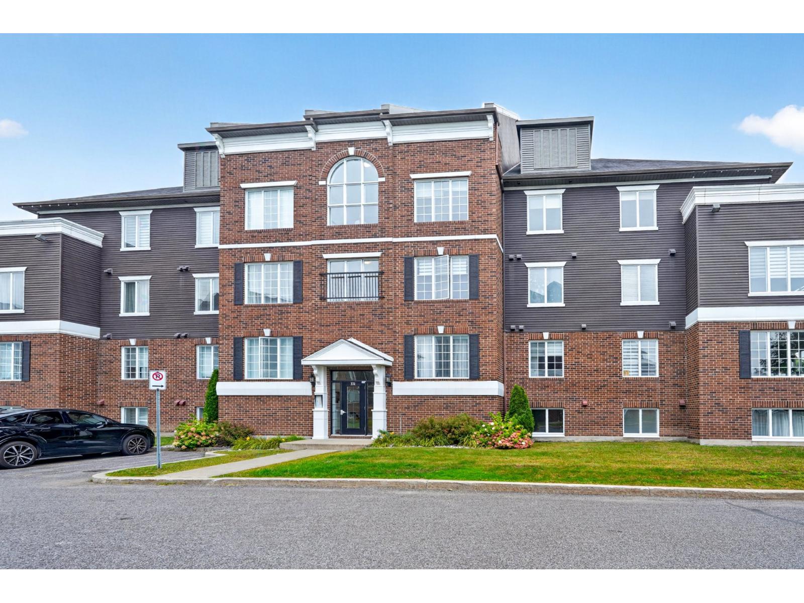 331 Rue Ste-Catherine, #402