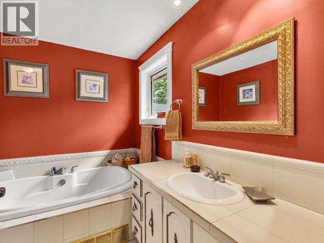 8 11th Avenue Property Photo 17