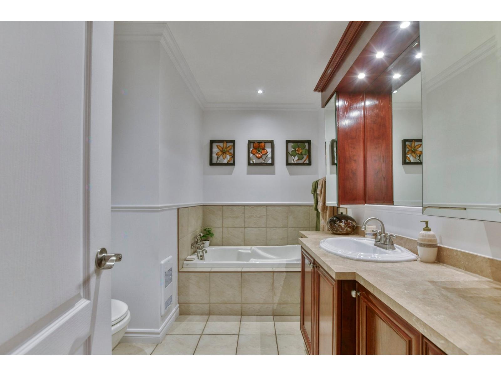 2368 Boul. Lafontaine, #201 Property Photo 21