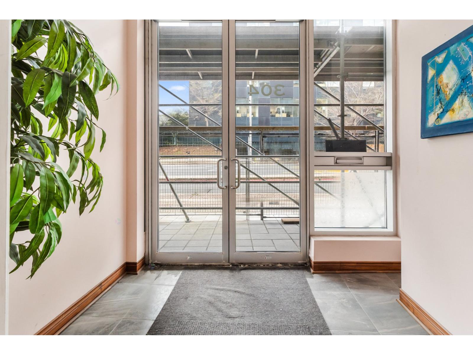 304 Rue St-antoine E. Property Photo 4