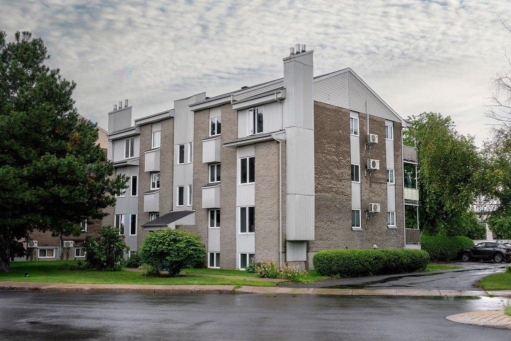 556 Rue De Bristol, #2 Property Photo 1