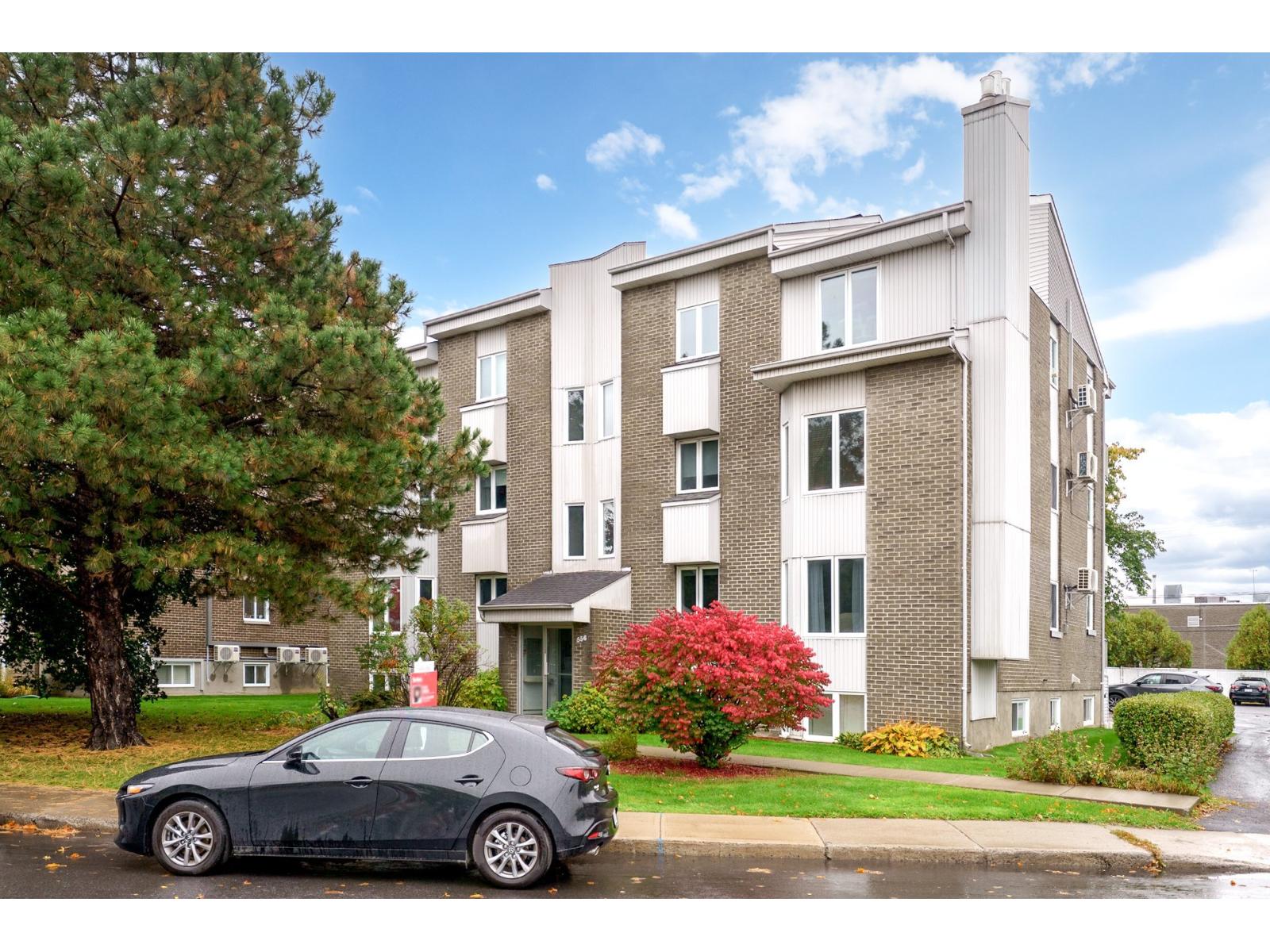 556 Rue De Bristol, #2 Property Photo 1