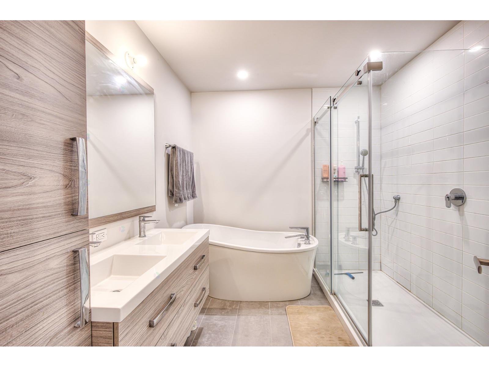 2025 Rue Phil-goyette Property Photo 17