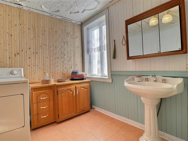 149 3e Avenue E. Property Photo 10