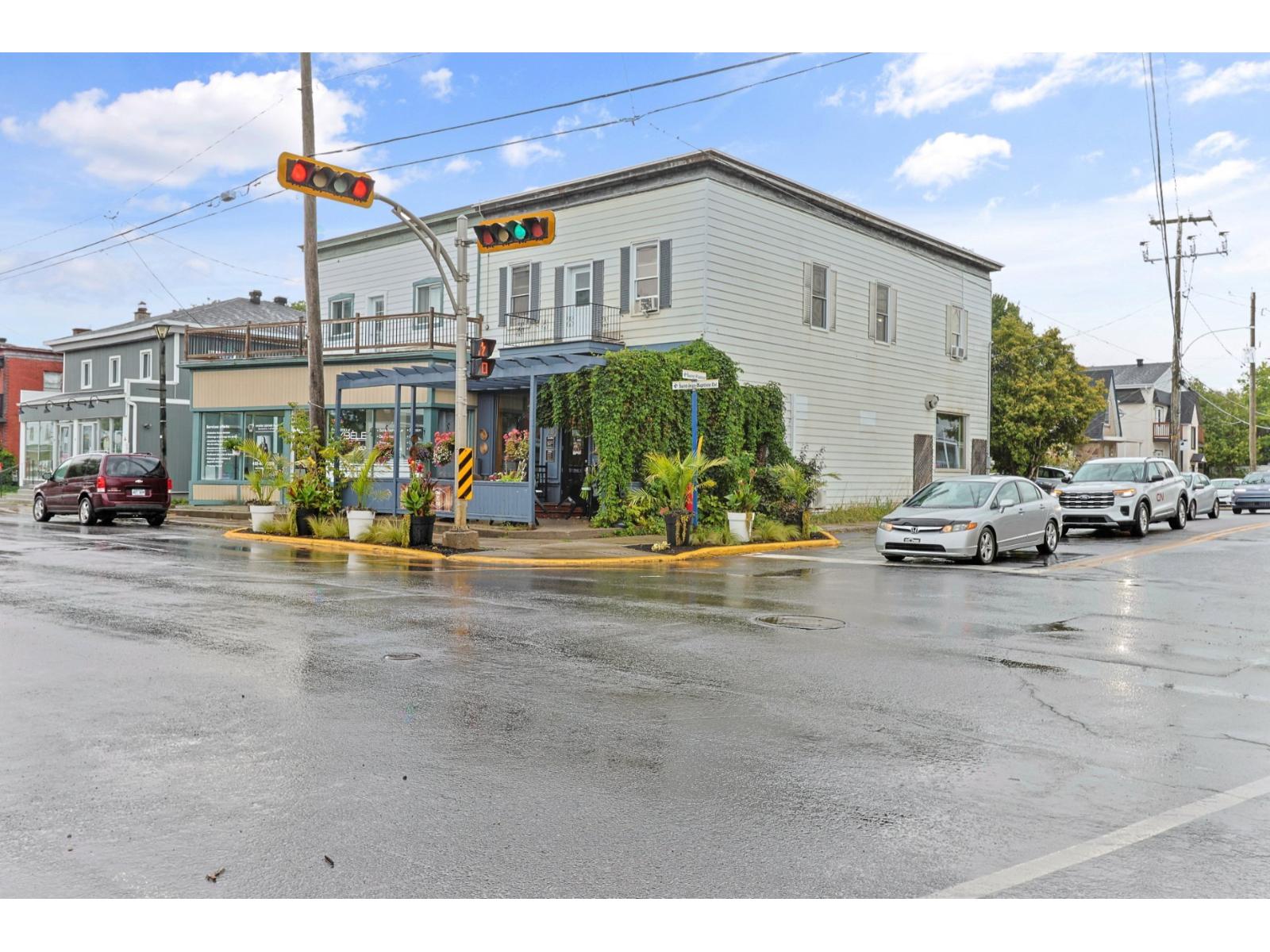18 Rue St-Jean-Baptiste E. Property Photo 1