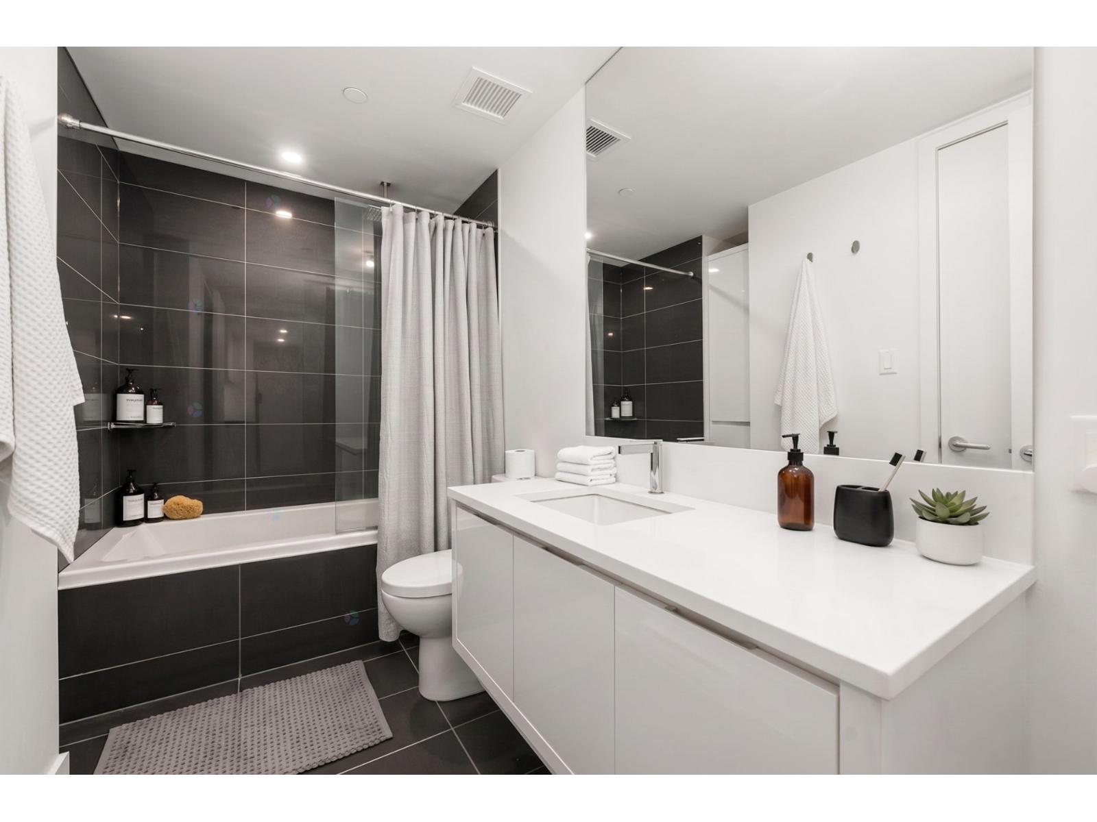 1025 Rue De La Commune E., #906 Property Photo 5
