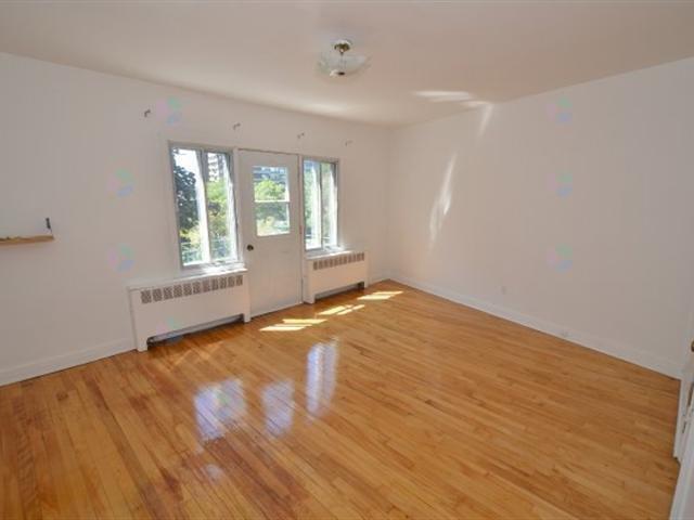 5400 Av. Randall, #1 Property Photo 4