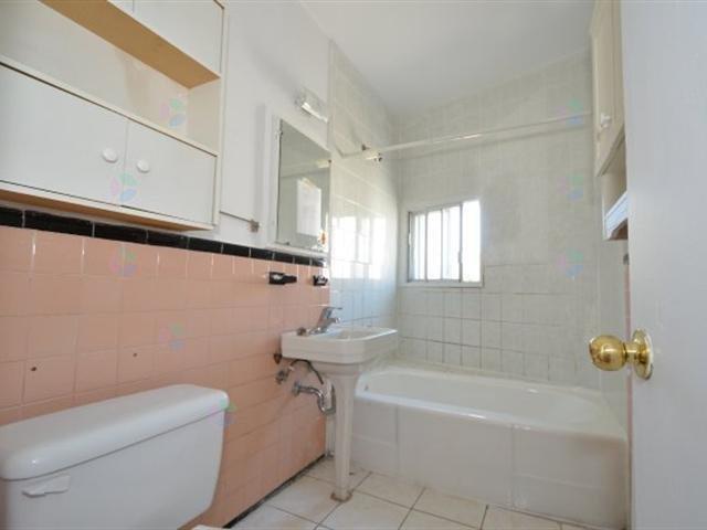 5400 Av. Randall, #1 Property Photo 5