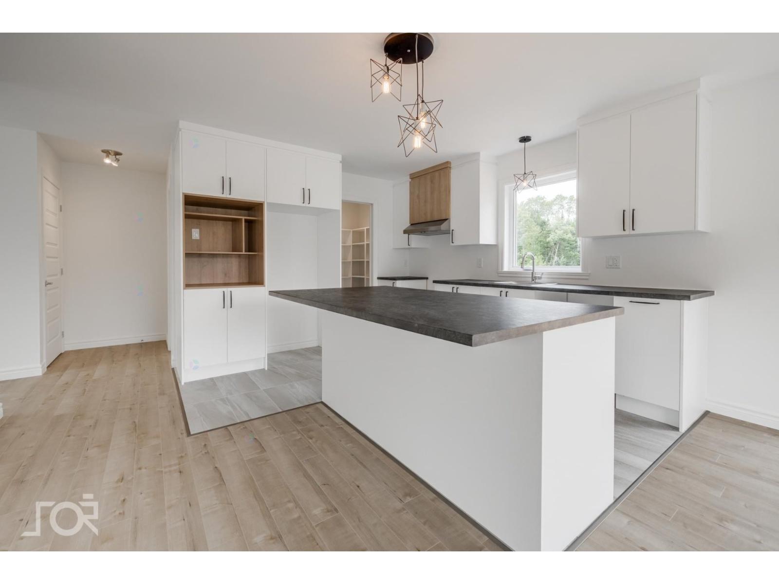 Av. Cantin Property Photo 5