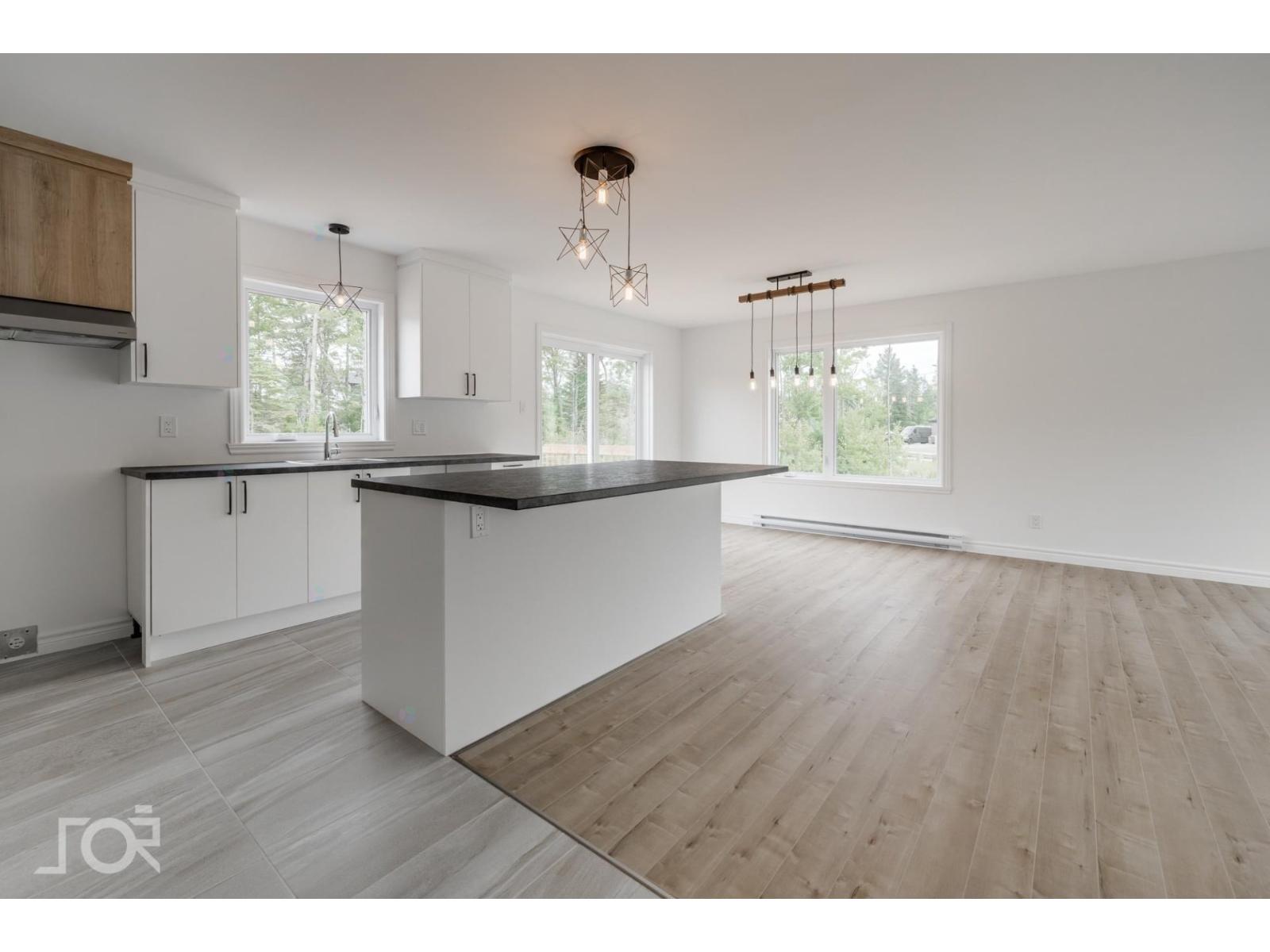 Av. Cantin Property Photo 6