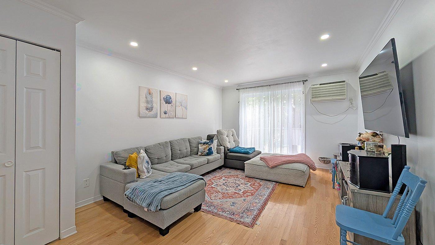 7081 Rue St-zotique E., #203 Property Photo 11