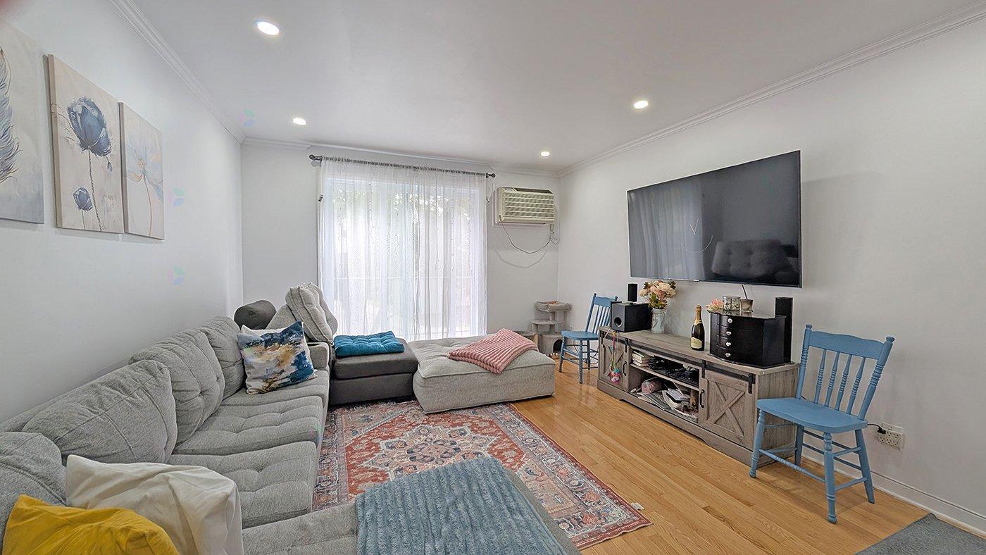 7081 Rue St-zotique E., #203 Property Photo 12