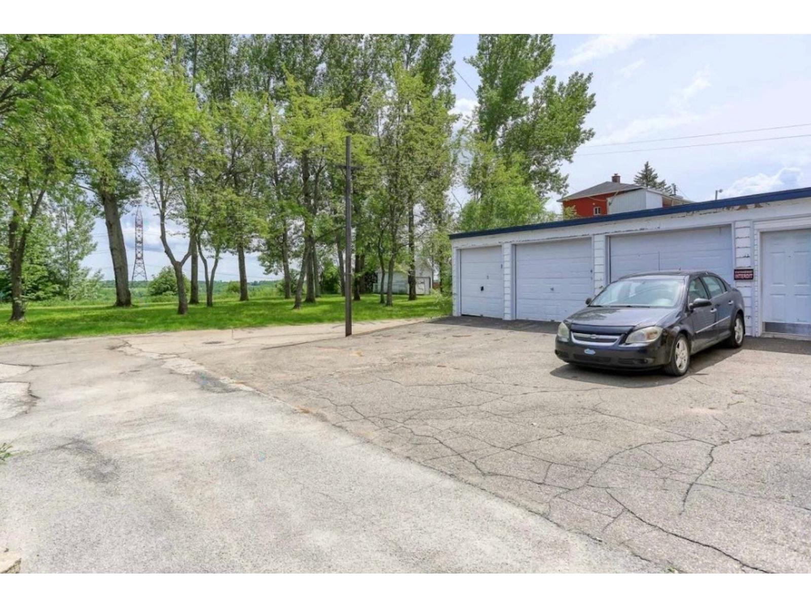 2392-2394 Av. Laval Property Photo 12
