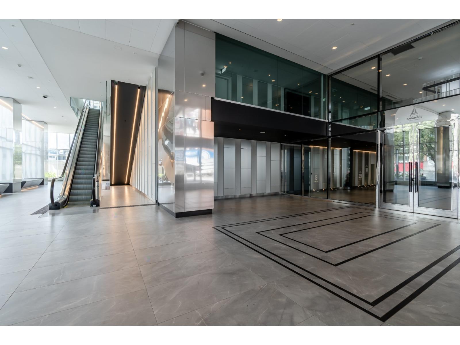 1188 Rue St-antoine O., #718 Property Photo 3