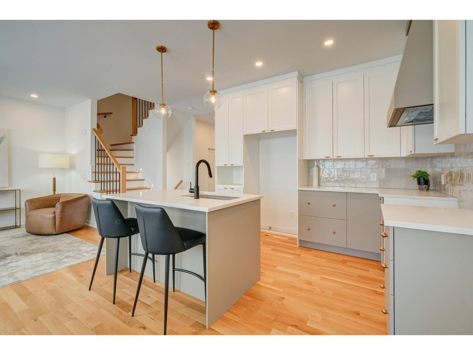 385 Rue Des Marguerites E. Property Photo 4