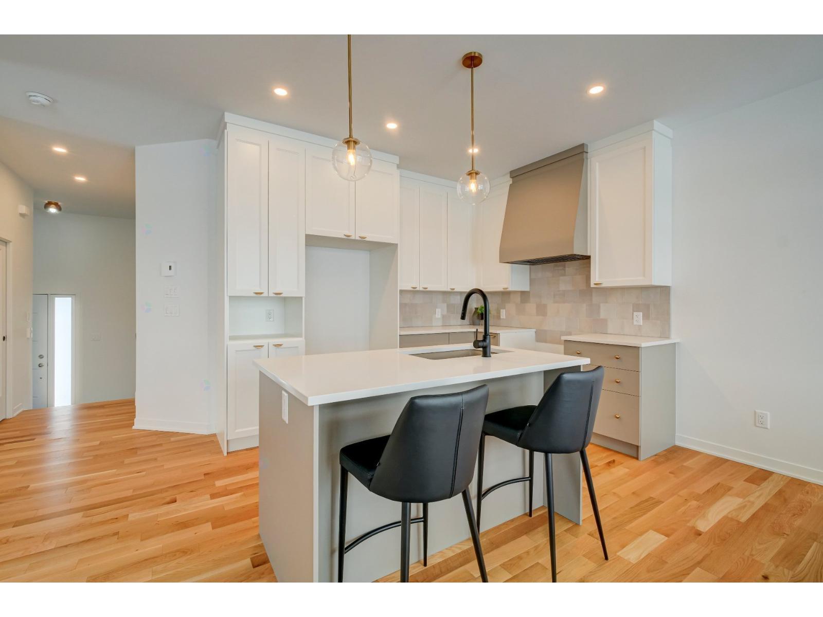 385 Rue Des Marguerites E. Property Photo 10