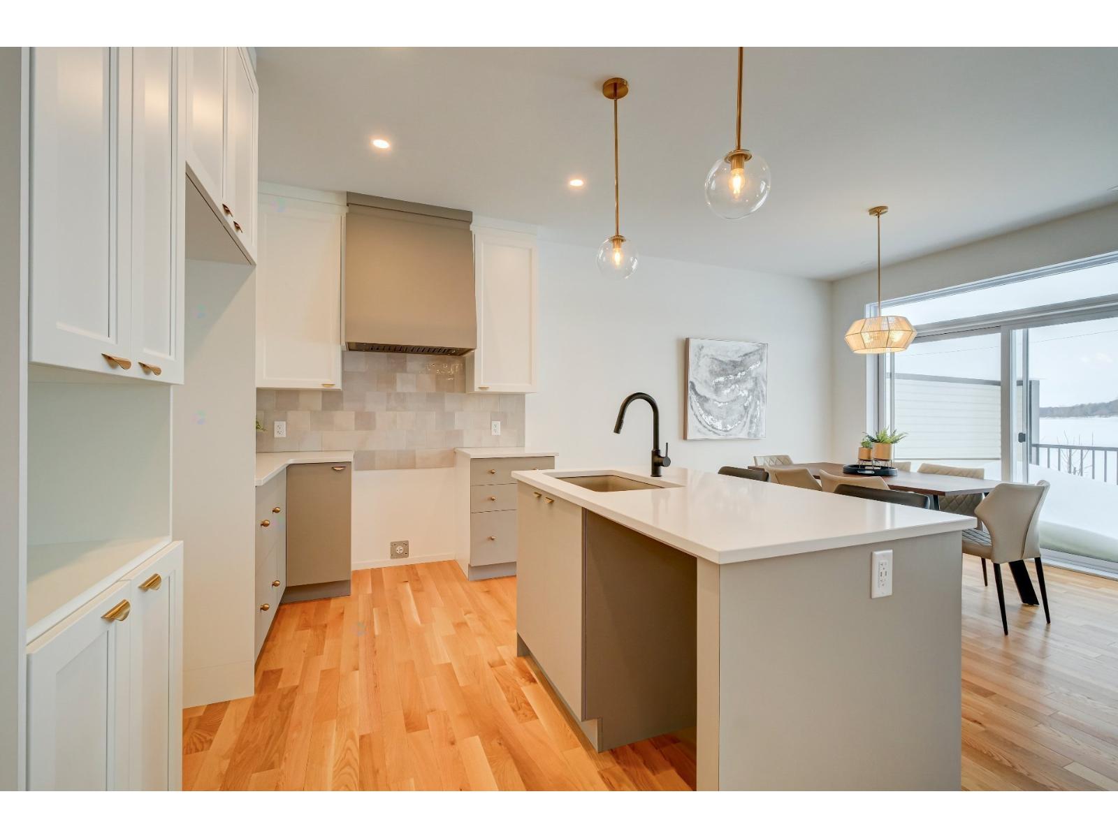 385 Rue Des Marguerites E. Property Photo 12