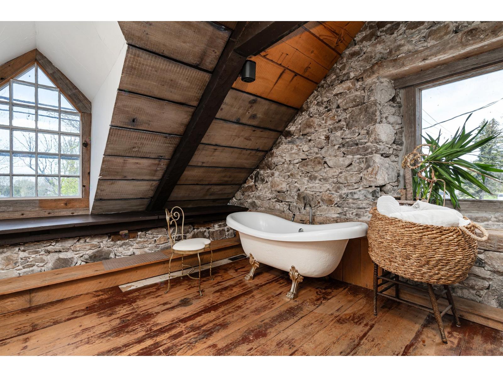 2186 Ch. Des Patriotes Property Photo 28