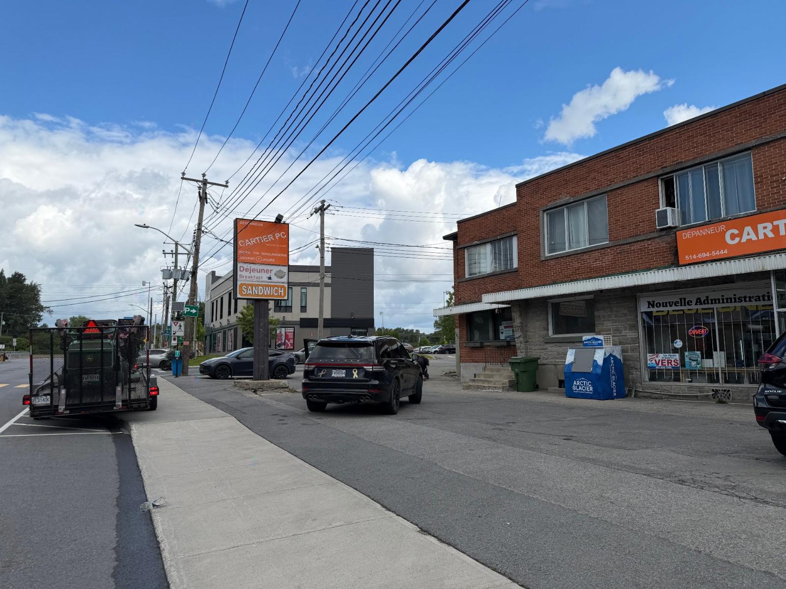 181-187 Av. Cartier Property Photo 2