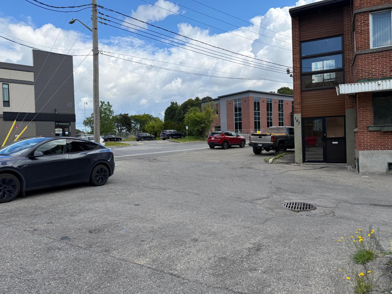 181-187 Av. Cartier Property Photo 8