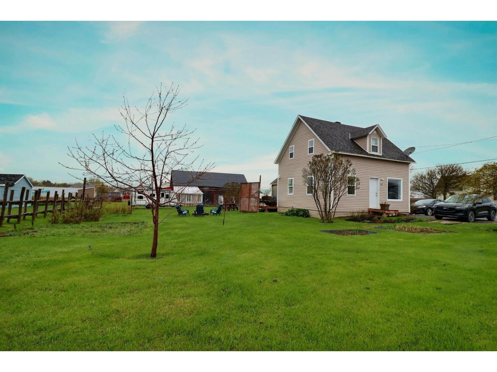 55 3e Avenue E. Property Photo 1