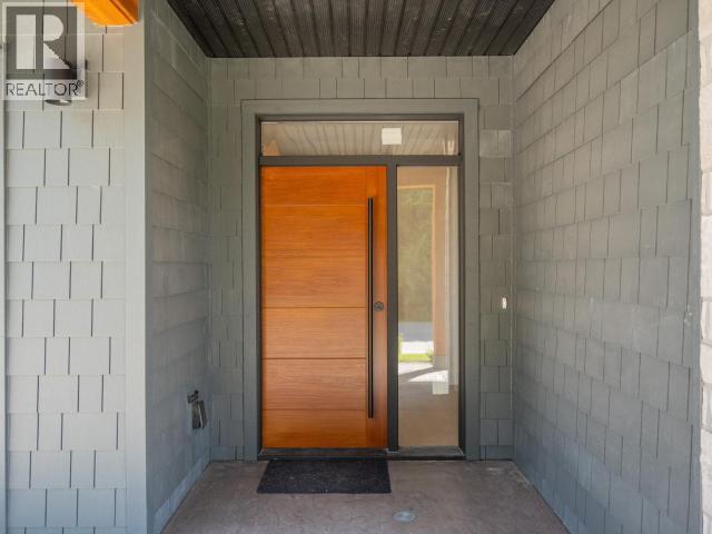 4158 Bowness Ave Property Photo 4