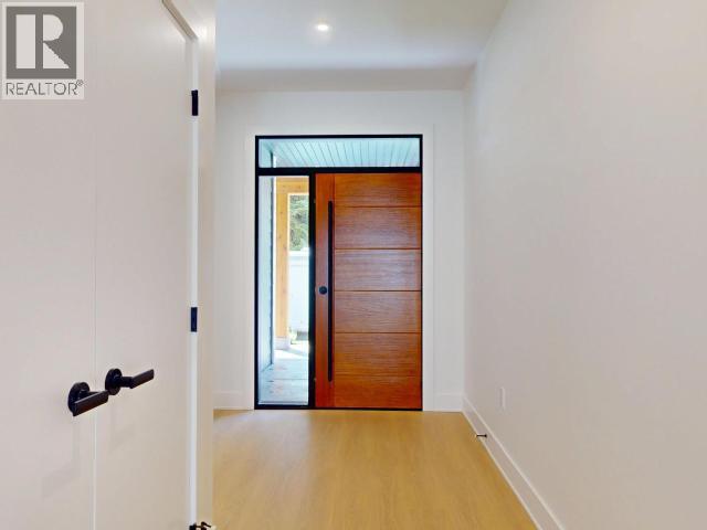 4158 Bowness Ave Property Photo 5
