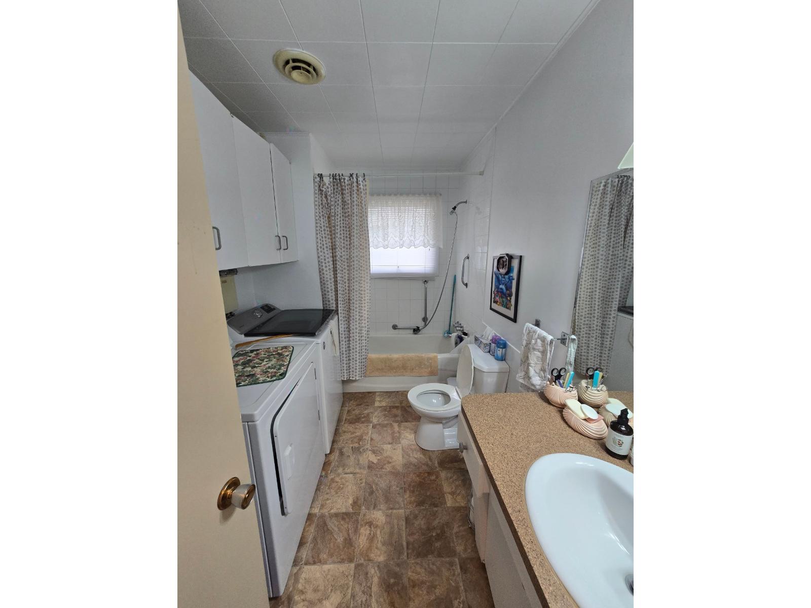57 1re Avenue E. Property Photo 29