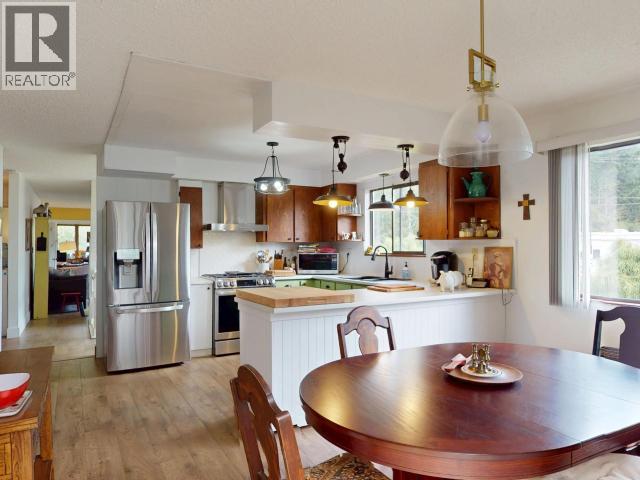 7889 Highway 101 Property Photo 5